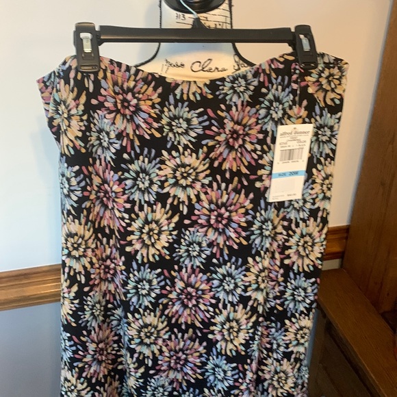 Alfred Dunner Dresses & Skirts - Alfred Dunner lined skirt, black with bursting colors, Size 20W